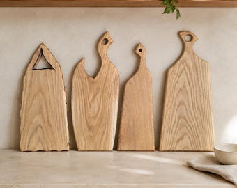 Eikenhouten snijplank met asymmetrisch gebogen handvat