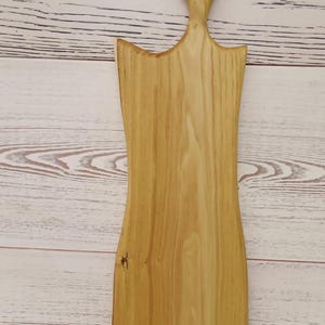 Skärbräda i massivt valnötsträ, rustik lantlig köksinredning, asymmetriskt handtag bild 3