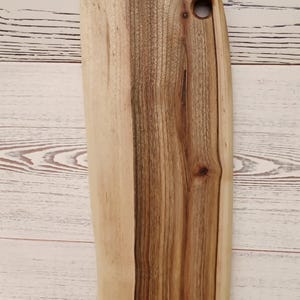 Tábuas de corte artesanais: Tábua de corte rústica de madeira imagem 8