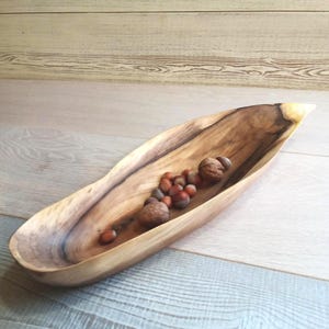 Handgefertigte Holzschale aus Walnuss, Präsentationsschale, Rustikale Holzobstschale, Handgefertigte Schale, Salatschale, Servierplatte, Rustikaler Stil