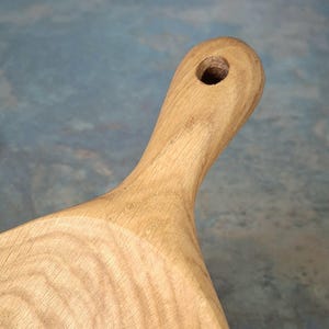 Handgefertigte Schale aus Eichenholz: Schmucktablett aus geschnitztem Holz, rustikales Schmucktablett, Obstschale, Salatteller Bild 4