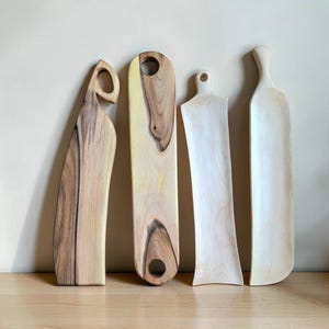 Tabla de servir pan hecha a mano en madera / Bandeja para cortar y servir baguettes de nogal y arce