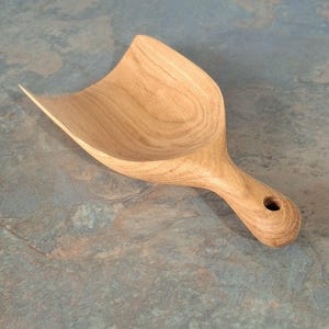 Handgefertigte Schale aus Eichenholz: Schmucktablett aus geschnitztem Holz, rustikales Schmucktablett, Obstschale, Salatteller Bild 5