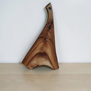 Tabla de cortar de madera de nogal hecha a mano: tabla rústica para cortar queso