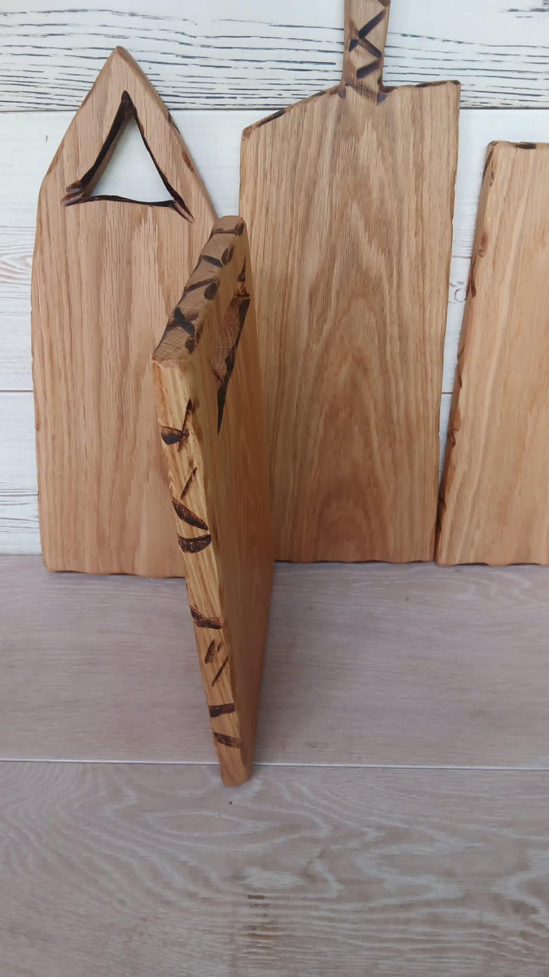 Tábua de corte artesanal em carvalho: travessa rústica para queijos e charcutaria. imagem 8