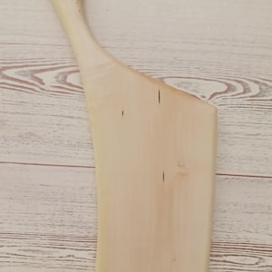 Skärbräda i massivt valnötsträ, rustik lantlig köksinredning, asymmetriskt handtag bild 8