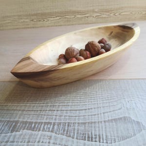 Ciotola in legno di noce, ciotola rustica fatta a mano, piatto da portata, fruttiera rustica in legno, piatto da portata per insalata fatto a mano.