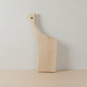 Skärbräda i massivt valnötsträ, rustik lantlig köksinredning, asymmetriskt handtag Maple 36 × 12 cm