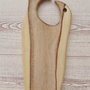 Tábuas de corte artesanais: Tábua de corte rústica de madeira imagem 4
