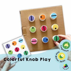 Pode incluir: Atividade de jogo de botões coloridos para crianças. O jogo inclui um tabuleiro de cartão com nove tampas coloridas com padrões diferentes. O jogo também inclui um cartão com nove círculos coloridos com padrões diferentes. O jogo foi projetado para ajudar as crianças a desenvolver habilidades motoras finas e habilidades cognitivas. O jogo é rotulado como "Habilidades cognitivas" e "Habilidades motoras finas".