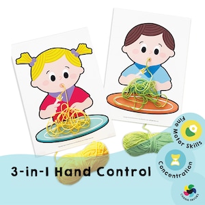 Może przedstawiać: Dwie ilustrowane karty z dziećmi jedzącymi spaghetti. Karty są częścią zestawu 3 w 1 Kontrola ręki. Zestaw zawiera dwie kulki włóczki, jedną żółtą i jedną zieloną, oraz trzy okrągłe naklejki z napisami "Mała motoryka", "Koncentracja" i "Chana Favors".