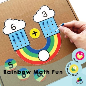 Może przedstawiać: Gra edukacyjna dla dzieci z motywem tęczy, która uczy matematyki. Gra zawiera tęczę z chmurami i liczbami oraz znak plus. Na pudełku widnieje napis "Rainbow Math Fun".