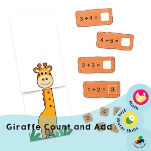 Op de afbeelding: Een printbare giraffen-thema wiskundige activiteit voor kinderen. Het werkblad bevat een giraffenillustratie en vier optelsommen met lege antwoordvakken. De sommen zijn 3 + 4 =, 2 + 3 =, 4 + 5 = en 1 + 2 = 3. Het werkblad is ontworpen om kinderen te helpen basis optelvaardigheden te leren.