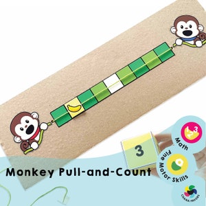 Könnte beinhalten: Ein farbenfrohes Lernspielzeug für Kinder mit zwei Affen, die an einer Schnur mit grünen und gelben Quadraten ziehen. Das Spielzeug ist mit "Monkey Pull-and-Count" beschriftet und enthält einen Würfel mit Zahlen und einen Satz Kompetenzabzeichen.