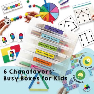 Op de afbeelding: Zes transparante kunststof opbergdozen met kleurrijke labels en verschillende activiteiten voor kinderen. De labels omvatten "Wheel Clips", "Shape Match", "Caterpillar Beads", "Connect the Dots", "Crayon Punch" en "Popsicle Match".