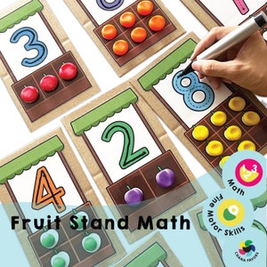Könnte beinhalten: Ein Satz farbenfroher, druckbarer Karten mit Zahlen und Fruchtillustrationen. Die Karten sind für das Lernen von Mathematik und motorischen Fähigkeiten konzipiert. Der Text auf den Karten lautet "Fruit Stand Math".