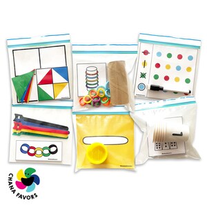 Peut inclure: Six sacs en plastique transparent contenant divers jeux et activit&eacute;s &eacute;ducatifs pour enfants. Les sacs contiennent des articles color&eacute;s tels que des anneaux, des blocs et un r&eacute;cipient &agrave; p&acirc;te &agrave; modeler. Un sac contient un tableau blanc avec des points color&eacute;s et un marqueur noir.