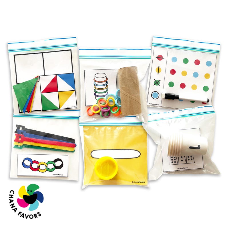 Peut inclure: Six sacs en plastique transparent contenant divers jeux et activit&eacute;s &eacute;ducatifs pour enfants. Les sacs contiennent des articles color&eacute;s tels que des anneaux, des blocs et un r&eacute;cipient &agrave; p&acirc;te &agrave; modeler. Un sac contient un tableau blanc avec des points color&eacute;s et un marqueur noir.