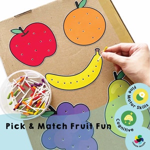 Puede incluir: Un conjunto de formas de frutas de fieltro de colores con agujeros para una actividad de motricidad fina. Las frutas incluyen una manzana roja, un plátano amarillo, una pera verde, una naranja naranja y un racimo de uvas morado. El conjunto también incluye un recipiente de bastoncillos de algodón de colores para la actividad. El texto "Pick & Match Fruit Fun" está impreso en el fondo de cartón.