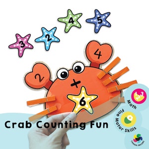 Può includere: Un gioco di conteggio dei granchi colorato con un granchio rosso, stelle marine gialle, blu, verdi e rosa e mollette di legno. Il gioco include il testo "Crab Counting Fun", "Math", "Motor Skills" e "Chanfa Favors".