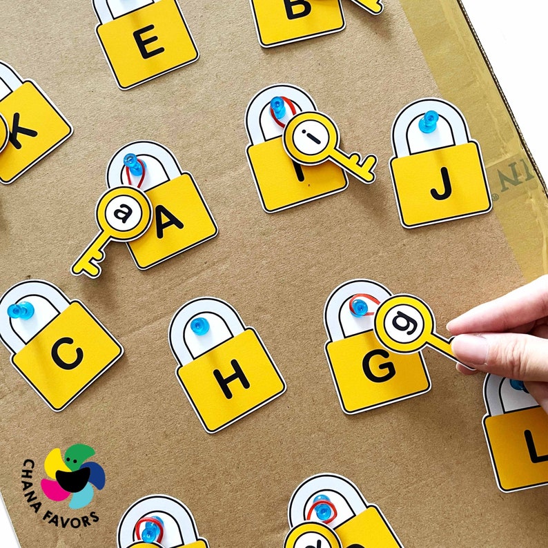 English Letter Locks Printable Fun Matching Game Preschool homeschool resource to Enhance Letter Recognition & Fine Motor Skills. zdjęcie 4