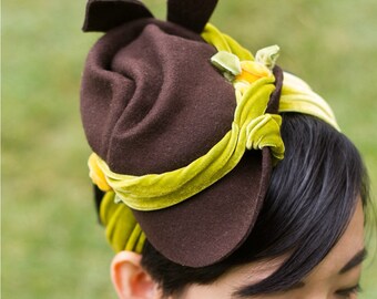 Vintage-Style 1940s felt tilt hat with velvet bandeau and ribbon flowers