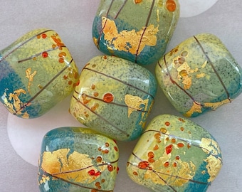 Fritt formade handgjorda lampwork-glaspärlor i tropiska färger med bladguld. Artisan Studio-glaspärlor av Emma Ralph EJR Beads SRA