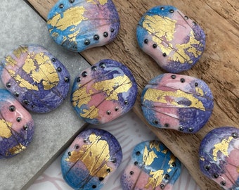 Handgjorda lampwork-glaspärlor tillverkade på beställning - Stockrosflikar i blått, lila, rosa och bladguld av Emma Ralph EJR Beads - UK SRA