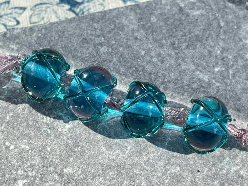 Lampwork Glaspärlor - Ispärlor - Hantverksmässiga glaspärlor av Emma Ralph, EJR Beads SRA Storbritannien. Tillverkade på beställning. bild 2