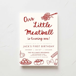 Może przedstawiać: Karta zaproszenia w kolorze kremowym z czerwonym tekstem i ilustracjami. Tekst głosi &bdquo;Our Little Meatball is turning one!&rdquo; i ogłasza pierwsze urodziny Jacka. Zawiera ilustracje makaronu, klopsik&oacute;w i pomidor&oacute;w.