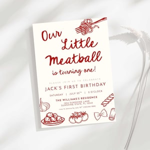 Może przedstawiać: Kremowe zaproszenie urodzinowe z czerwonym tekstem i ilustracjami. Tekst brzmi "Our Little Meatball is turning one!" i zawiera szczeg&oacute;ły dotyczące pierwszych urodzin Jacka. Zawiera r&oacute;wnież ilustracje makaronu, klopsik&oacute;w i pomidor&oacute;w.
