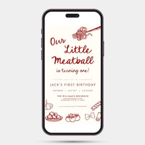 Może przedstawiać: Smartfon wyświetla zaproszenie urodzinowe z napisem "Our Little Meatball is turning one!" w czerwonym skrypcie. Zaproszenie zawiera szczeg&oacute;ły dotyczące pierwszych urodzin Jacka, z ilustracjami makaronu.