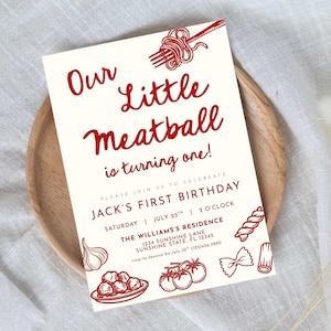 Może przedstawiać: Kremowe zaproszenie z czerwonym tekstem i ilustracjami. Tekst brzmi "Our Little Meatball is turning one!" i ogłasza pierwsze urodziny Jacka. Zawiera ilustracje makaronu i klopsik&oacute;w.