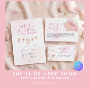 Puede incluir: Un mini paquete para baby shower con un diseño de acuarela rosa. La invitación dice "She'll Be Here Soon" con detalles del evento. Tarjetas adicionales solicitan libros para el bebé y una rifa de pañales. Conchas marinas y estrellas de mar decoran las tarjetas.