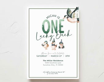 Może przedstawiać: Biała karta zaproszenia z zieloną obwódką. Tekst "MICAH IS ONE Lucky Duck" jest wyświetlany na zielono. Prezentowane są akwarelowe ilustracje kaczek i żaby. Karta zawiera szczegóły wydarzenia: sobota, 27 marca, godzina 14:00.