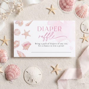 Pode incluir: Cartão retangular de rifa de fraldas com o texto "DIAPER raffle" em rosa. O cartão é decorado com conchas e estrelas do mar em aquarela. O texto diz: "Traga um pacote de fraldas de qualquer tamanho para ter a chance de ganhar um prêmio!"