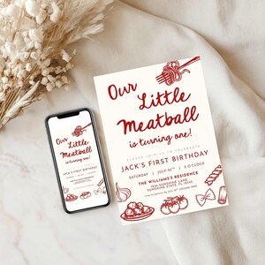 Może przedstawiać: Zaproszenie urodzinowe i smartfon wyświetlający ten sam projekt. Zaproszenie zawiera czerwony tekst z napisem "Our Little Meatball is turning one!" z ilustracjami makaronu i klopsik&oacute;w. Ekran telefonu odzwierciedla projekt zaproszenia.