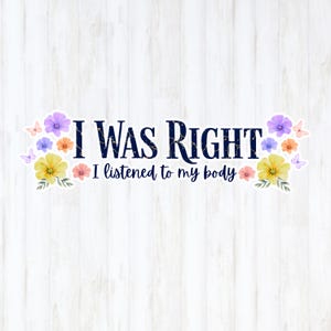 Puede incluir: Una pegatina azul marino con el texto "I WAS RIGHT I listened to my body", adornada con ilustraciones florales y de mariposas en amarillo, morado y naranja. La pegatina está sobre un fondo blanco con vetas de madera.