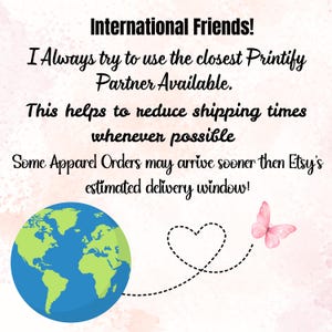 K&ouml;nnte beinhalten: Bild mit Text, der "International Friends!" sagt, und Informationen zu Versandzeiten. Links ein blauer und gr&uuml;ner Globus, in der Mitte eine gepunktete Herzform und rechts ein rosa Schmetterling.