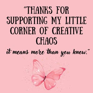 K&ouml;nnte beinhalten: Rosa Hintergrund mit dem Text "THANKS FOR SUPPORTING MY LITTLE CORNER OF CREATIVE CHAOS it means more than you know." Unten ist ein Aquarell-Schmetterling in Rosa.