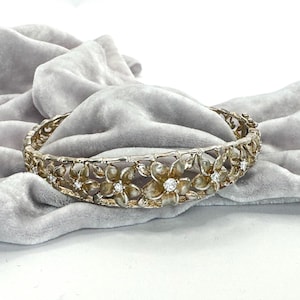 Brazalete vintage de plata de ley con diseño floral y flores: diseño calado con detalles de cristal, con sello 925, joyería de mediados de siglo.