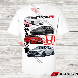 Op de afbeelding: Wit T-shirt met een grafisch ontwerp met vier Honda-auto's, waaronder een rode Honda Civic Type R, een witte Honda Civic Type R, een witte Honda Integra Type R en een zwarte Honda Civic Si. De grafiek bevat ook de tekst "Type R" en "Honda".