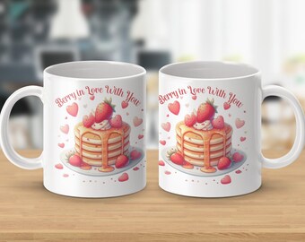 Taza Berry in Love With You, lindo diseño de panqueque de fresa, corazones adorables, regalo perfecto para San Valentín, lindo arte de desayuno, taza de café