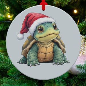 Uroczy świąteczny ornament żółwia, świąteczna dekoracja żółwia, świąteczna figurka żółwia, wystrój świąteczny, dekoracja żółwia w czapce Mikołaja