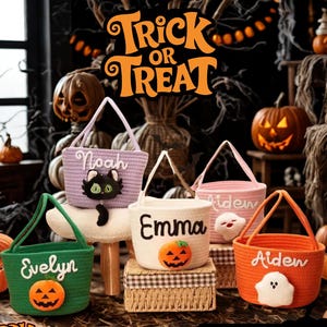 Puede incluir: Una colección de cestas tejidas con temática de Halloween. Cada cesta está personalizada con un nombre y una aplicación temática de Halloween, como una calabaza o un fantasma. La imagen incluye el texto "Trick or Treat" y "Happy Halloween".