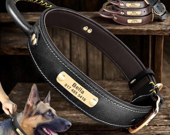 Könnte beinhalten: Schwarzes Lederhalsband für Hunde mit Griff und goldenem Namensschild mit der Aufschrift "Bella" und einer Telefonnummer. Das Halsband hat weiße Nähte und goldfarbene Beschläge. Zusätzliche braune Lederhalsbänder sind im Hintergrund gestapelt.