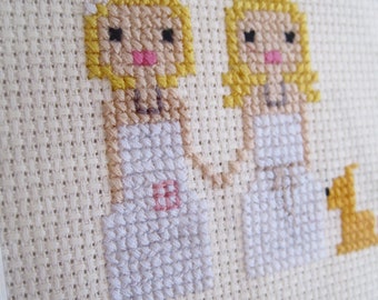 Retrato personalizado de pareja de novios LGBTQ+ - Punto de cruz en estilo pixel art (Enmarcado)