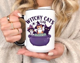 Kubek Klubu Czarownic Kotów | Kubek do kawy z Kotem Czarownicą | Kubek z Kotem na Halloween | Prezent dla Miłośnika Kotów | Uroczy Kubek Czarownicy | Akcentujący Kubek do Kawy