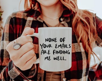 Caneca engraçada e sarcástica: Nenhum dos seus e-mails está me encontrando bem