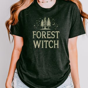 Skogshäxa-skjorta | Bella Canvas 3001 | Skogshäxa-estetisk t-shirt | Naturmagisk topp | Cottagecore hednisk gåva | Måne- och tallargrafik